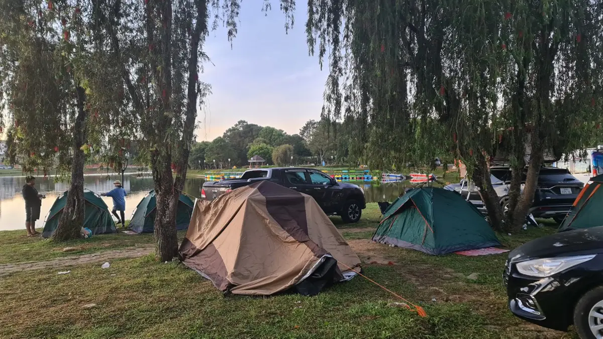 Cắm trại, picnic cùng bạn bè