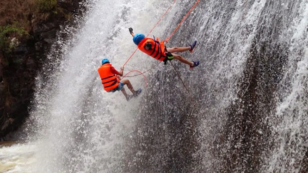 Đu dây vượt thác (Canyoning)