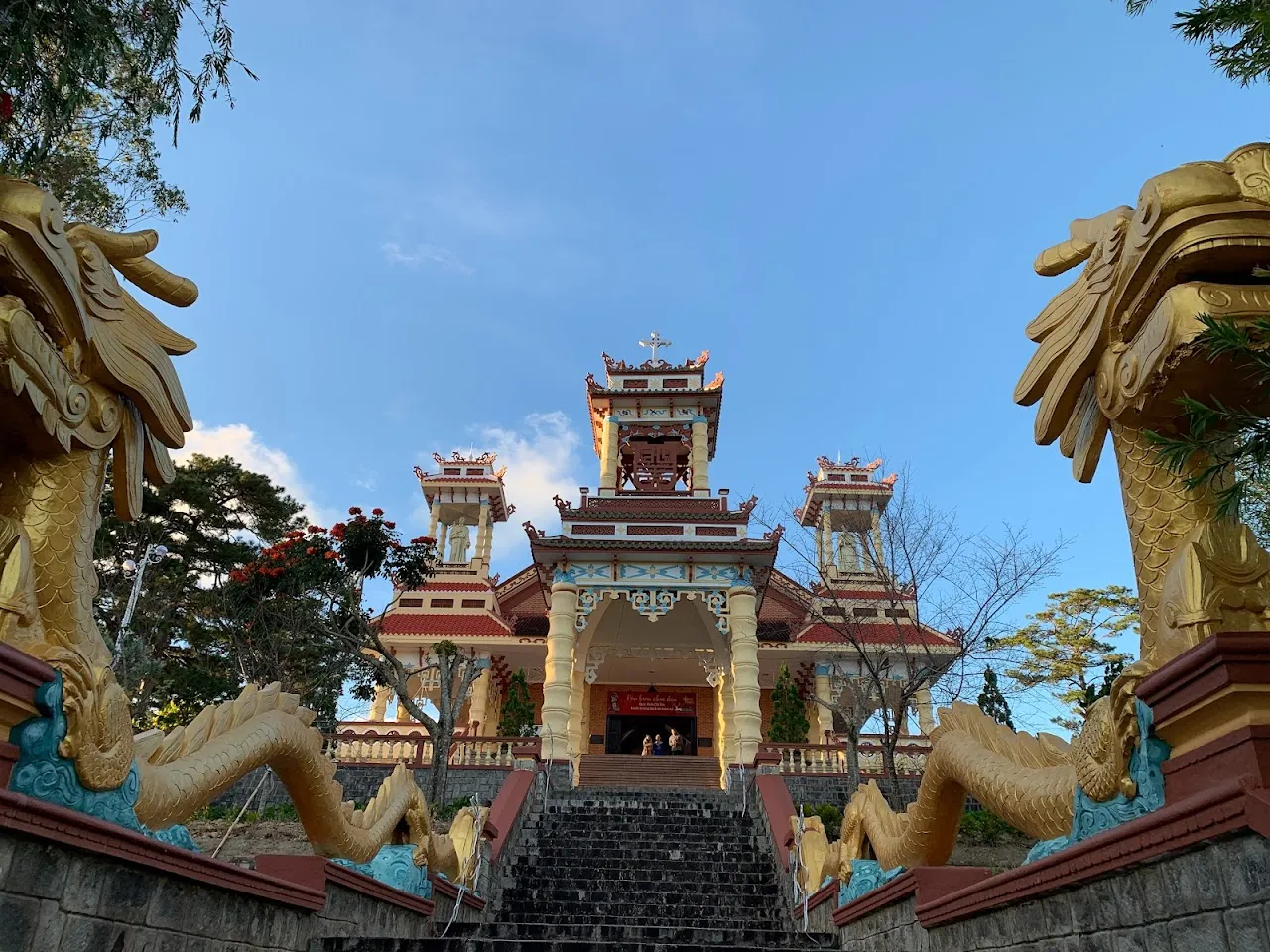 Hệ thống lan can hình rồng phượng