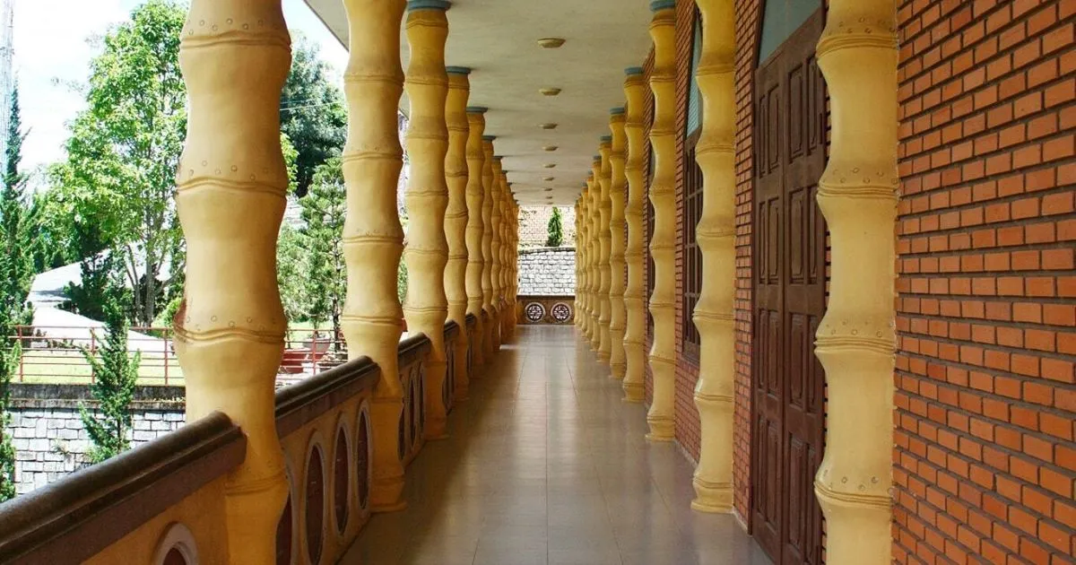 Cột trụ cao và vững chãi
