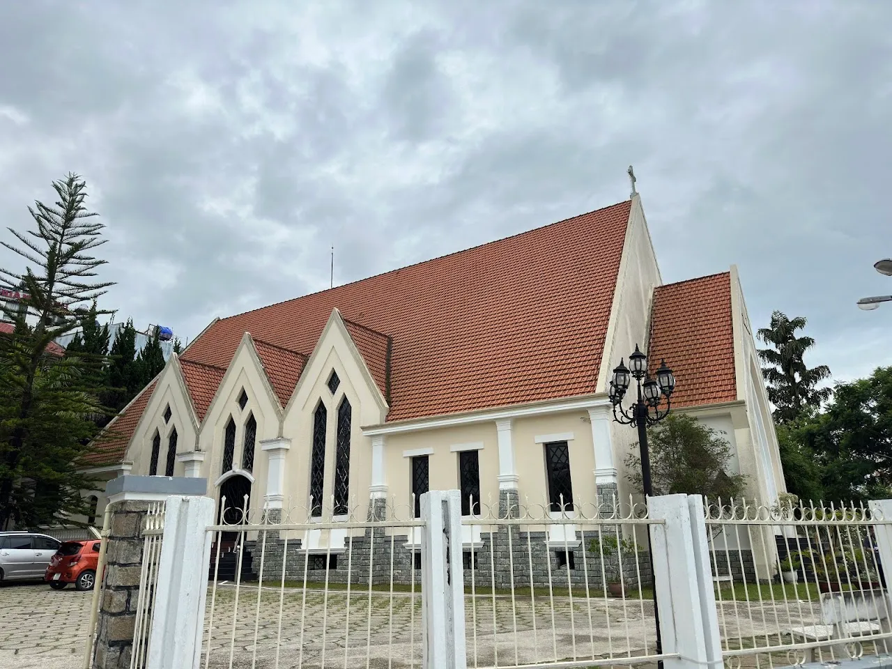 Khuôn viên xanh mát và không gian thanh bình