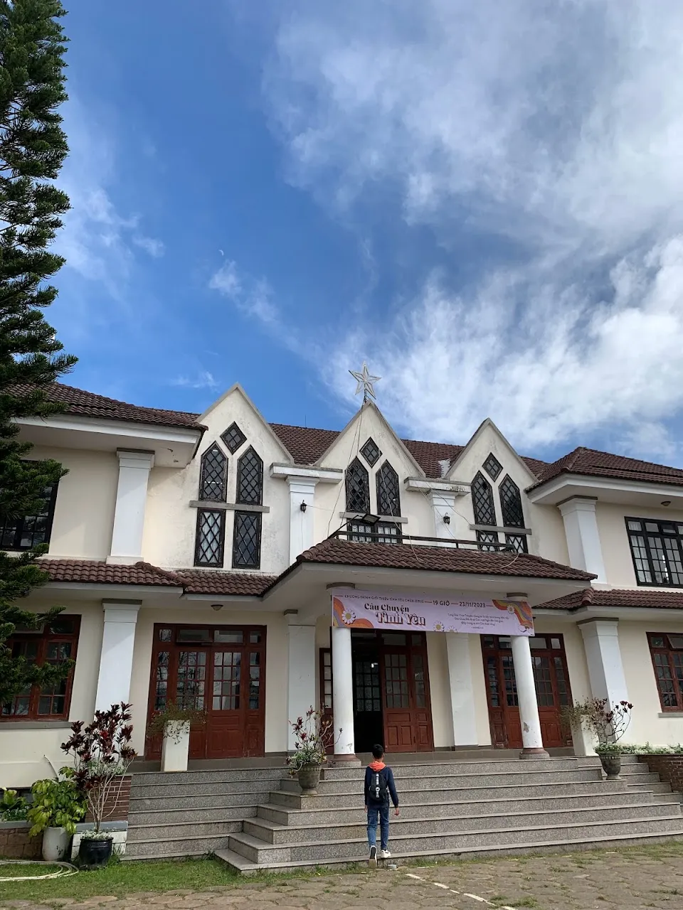 Mái vòm đôi và tháp chuông đặc trưng