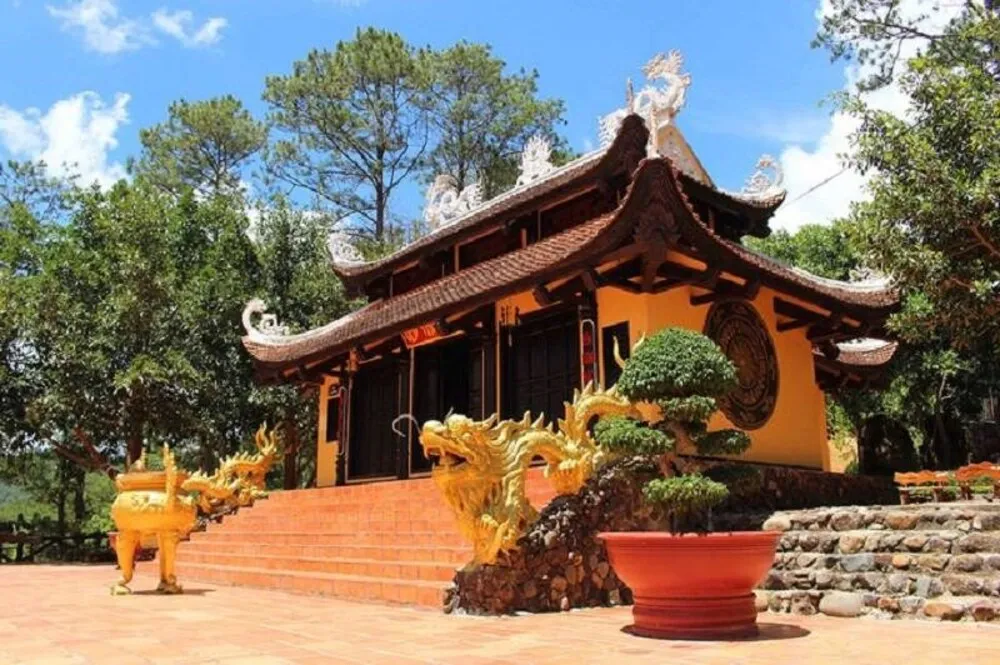 Tham quan đền Âu Lạc