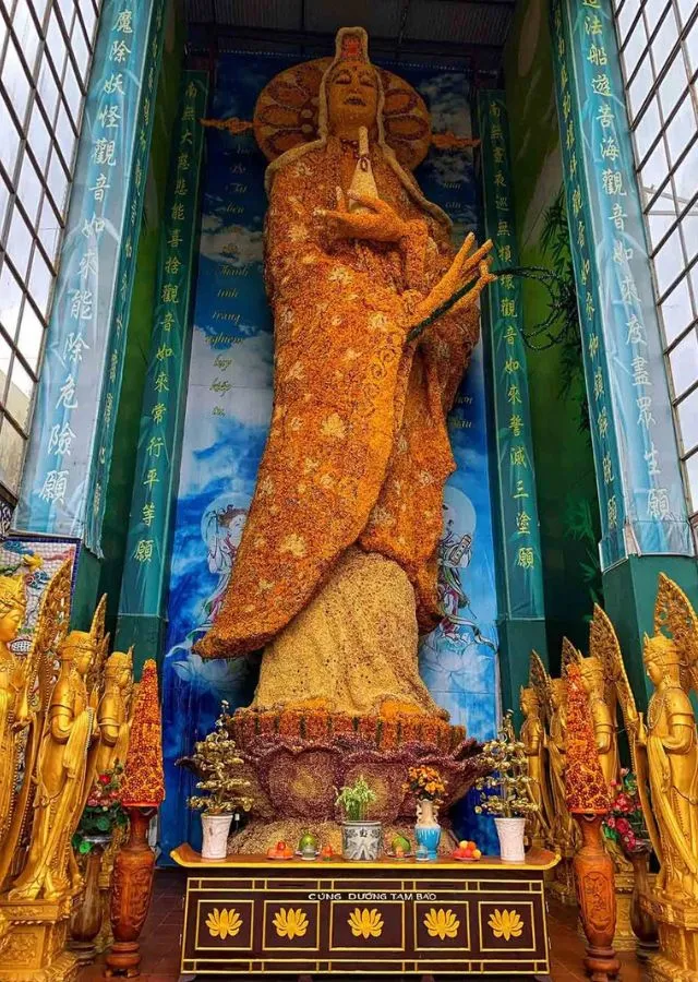 Bức tượng Phật Bà bằng hoa bất tử