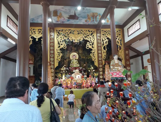 Dâng hương cầu bình an tại chùa Trà