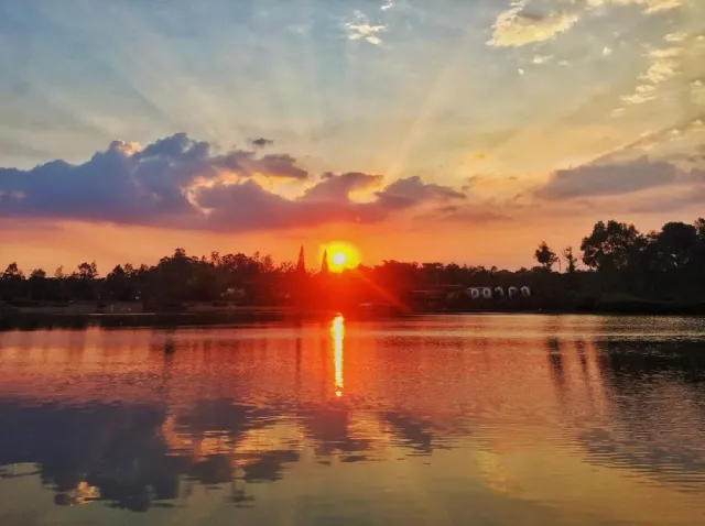 Ngắm hoàng hôn tuyệt đẹp bên hồ Nam Phương